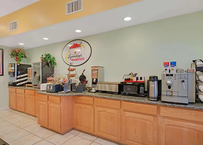 Super 8 by Wyndham Austin/Airport North